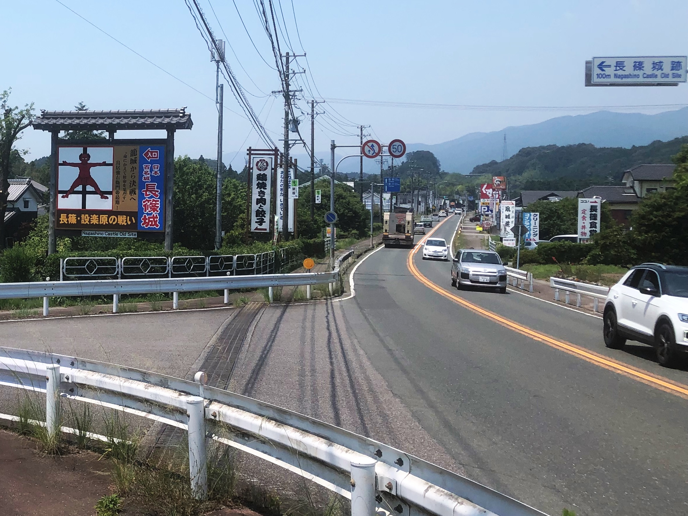 店舗は、上写真で左へ入って長篠城址駐車場の手前。寿司「とくや」のはす向かいになります。